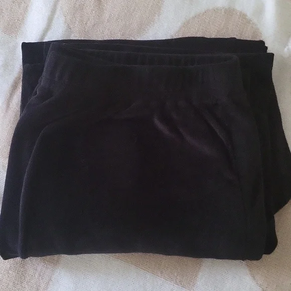 Luxurious Velvet Soft Black 2 Piece Lounge Set By Roudelain For MACYS - Women's - Picture 3 of 4